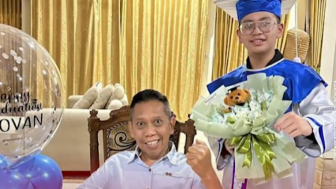 Tukul Arwana Mulai Membaik, Tampak Fit Foto Bareng Putranya yang di Wisuda