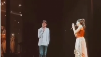 Momen Haru Yura Yunita Tampil Nyanyi Bareng Hologram Glenn Fredly, Netizen Ikutan Mewek