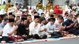 Pakai Kemeja Putih, Jokowi Salat Idul Adha di Istana Yogyakarta