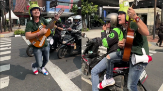Aldi Taher Konser di Tengah Jalan Pakai Helm LPG Melon, Harganya Diluar Nalar