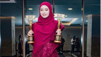 Inara Rusli Percaya Diri Tenteng Dua Piala Silet Awards Banjir Nyinyiran: Penghargaan Terkonyol!