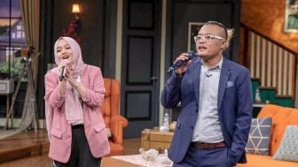 Ayahnya Dituding Selingkuh oleh Nathalie Holscher, Putri Delina Unggah Foto Dipangku Sule: Terima Kasih Sudah Selalu Berjuang Sampai Detik Ini