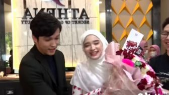 Heboh, Inara Rusli Dikasih Bunga Oleh Pengacara Ganteng: Ta'aruf Yuk!