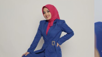 Putri Delina Lakukan Sesi Foto Pakai Baju Biru, Netizen Reflek Nyanyi: Pan Pan Pan