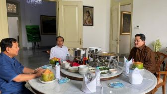 Prabowo Subianto Disuguhkan Kelapa Muda oleh Jokowi Saat Makan Bareng di Istana Bogor