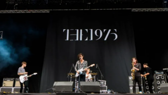 Personil The 1975 Ciuman Sesama Pria di Atas Panggung saat Konser di Malaysia, Langsung Diboikot!