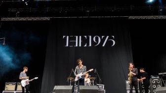 Konser The 1975 di Malaysia Dihentikan Gegara Adegan Ciuman Sesama Jenis