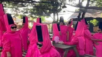 Dikira Sekte Baru, Grup Musik Emak-Emak Berkostum Nyentrik  Ini Ternyata Usung Misi Mulia