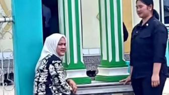 Jadi Pusat Perhatian Warga, Momen Ibu Iriana Duduk di Pinggir Jalan Menunggu Presiden Jokowi Salat Jumat