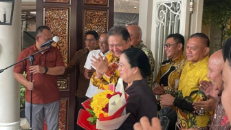 Dapat Bunga Spesial Warna Merah- Kuning dari Airlangga, Puan: Semoga Berlanjut hingga Hari Valentine