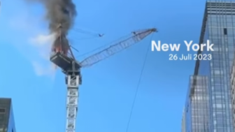 Detik-detik Crane Terbakar di Ketinggian, Lengan Derek Jatuh dan Melukai Warga