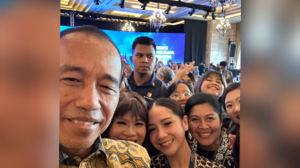 Nagita Slavina Pamer Swafoto Bareng Jokowi, Netizen Malah Salfok Ekspresi Paspampres: Boombastic Side Eye