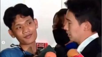 Viral Lirikan Maut Jurnalis Pria Saat Wawancara Cowok Ganteng: Bikin Salfok