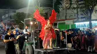 Random Banget, Yuki Kato Sapa Penonton di Jember Fashion Carnaval Sambil Makan Telur Gulung