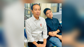 Desta Pamer Foto Duduk Sebelah Jokowi Naik LRT Jabodebek, Ekspresinya Jadi Sorotan