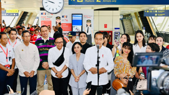 Jokowi Jajal LRT Jabodebek Bareng Yuni Shara, Desta hingga Cak Lontong: LRT Dioperasikan 26 Agustus 2023