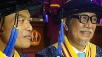 Wisuda Bareng Anak, Deddy Mizwar Raih Gelar Doktor di Usia 70 Tahun