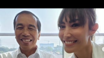 Ayu Dewi Pamer Foto Jajal LRT Jabodebek Bareng Jokowi, Netizen Sentil Regi Datau: Punya Istri yang Luar Biasa Jangan Disia-siain!