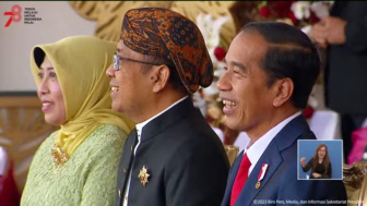 Jokowi Terciduk Asik Nyanyi Lagu Cantik Kahitna Jelang Upacara Penurunan Bendera di Istana Merdeka
