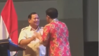 Prabowo Subianto Rangkul Budiman Sudjatmiko Saat Nyatakan Dukungan: Saya Tambah Semangat