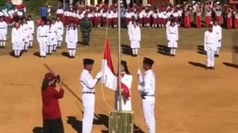 Merusak Kekhidmatan Upacara Bendera, Mahasiswi KKN Rekam Momen Pengibaran Bendera dari Jarak Dekat