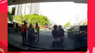 Mau Ditilang Polisi, Pemotor Ini Malah Tinggalin Pacarnya yang Nggak Pakai Helm di Pinggir Jalan