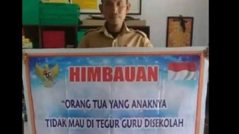 Orang Tua Sering Protes, Guru Bikin Banner: Kalau Anak Tak Mau Ditegur Silakan Bikin Sekolah Sendiri