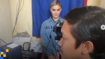 Momen Agnez Mo Ngurus KTP Viral, Kemeja yang Dipakai Bikin Salfok