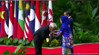 Hadiri KTT Ke-43 ASEAN, PM Timor Leste Xanana Gusmao Cium Tangan Iriana di Depan Jokowi