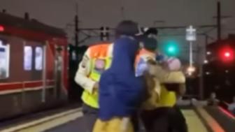 Seorang Ibu Bawa Bayi Coba Bunuh Diri di Rel Kereta Stasiun Pasar Minggu, Netizen Duga Kena Baby Blues