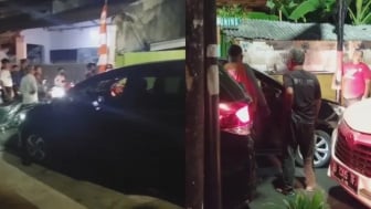 Emak-Emak Pengendara Mobil Bikin Jalanan Macet, Takut Maju Gara-Gara Ada Tiang Listrik