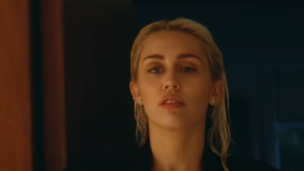 Rumahnya Kebakaran, Miley Cyrus Terbawa Trauma Saat Syuting serial Black Mirror