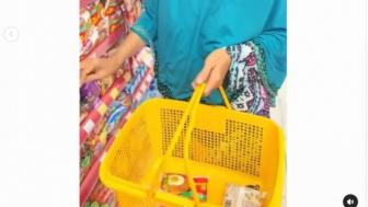 Momen Haru Seorang Ibu Diajak Belanja ke Minimarket Oleh Anaknya, Terus-Terusan Minta Izin Setiap Mau Ambil Barang