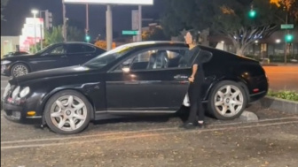 Potret Cinta Kuya Kelelahan Kerja Paruh Waktu Jadi Pelayan di Amerika, Warganet: Tapi Pulangnya Naik Mobil Bentley