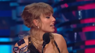Panik, Taylor Swift Cari Bagian Cincin Berlian yang Jatuh di MTV VMA