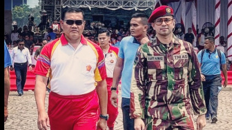 Raffi Ahmad Foto Bareng Panglima TNI Pakai Seragam Kopassus, Netizen: Gagah Amat