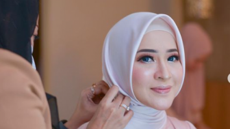 Okie Agustina Mantan Istri Pasha Ungu Dipuji Makin Cantik dan Awet Muda