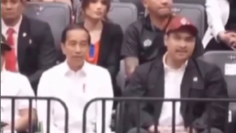 Menpora Ario Bima Goyang-goyang di Samping Jokowi, Netizen: Bocil Jadi Menteri ya Gitu