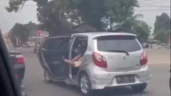 Viral Perempuan Minta Tolong dari Dalam Mobil, Warganet Geram Karena Tak Ada Orang yang Menolong