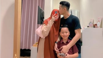 Putra Larissa Chou Disunat, Kedatangan Alvin Faiz dan Henny Rahman Disambut Ikram Rosadi