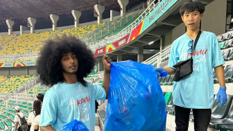 Aksi Suporter Indonesia Bantu Bersih-Bersih Stadion Usai Pertandingan Bikin Salut, Ketua PSSI "Angkat Topi"