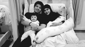 Atta Halilintar Akhirnya Perlihatkan Wajah Baby Azura, Mirip Ayah atau Ibunya Nih?