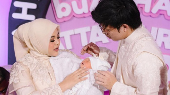 Baby Azura Diberi ASI Lewat Alat Suntikan, Netizen Langsung Pertanyakan Kenapa Tidak Disusui Langsung