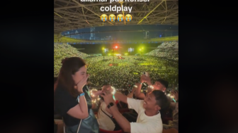 Viral Momen Seorang Cewek Dilamar di Tengah Konser Coldplay, Netizen Auto Iri