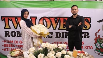 Teuku Wisnu Memang Beda, Ajak Istri Dinner Romantis di Warung Pecel Lele