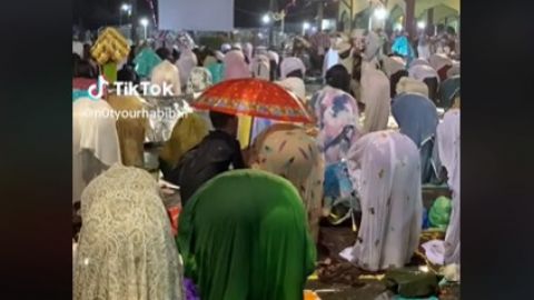 Haru, Bocah Laki-Laki Ini Setia Payungi Ibu Salat di Bawah Hujan