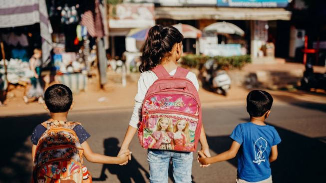 Anak Bawa Tas Terlalu Berat Berisiko Serius Lho Moms! Simak Saran untuk Mengatasinya