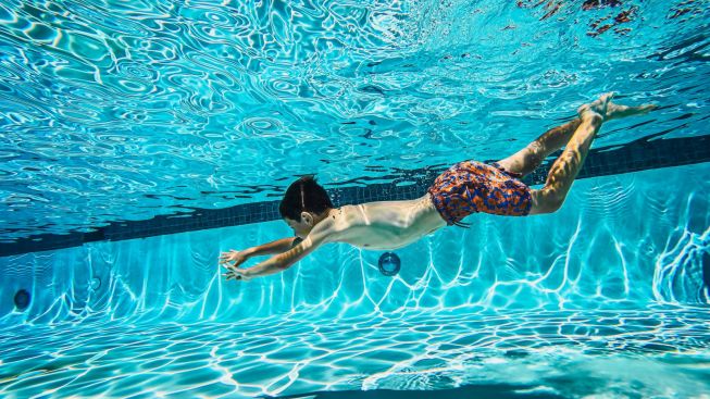 10 Manfaat Mengajarkan Anak Berenang Sejak Dini