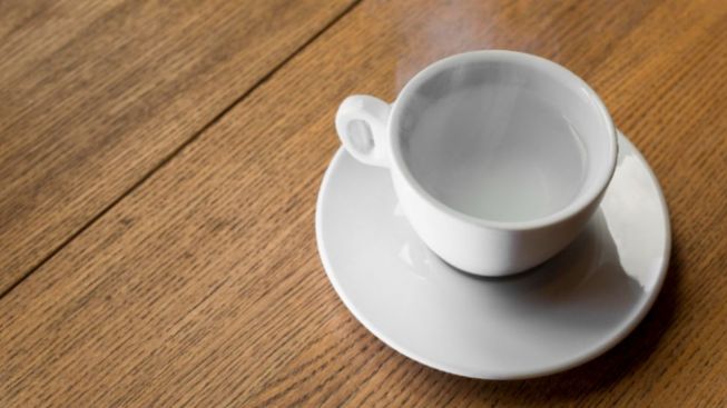 7 Manfaat Minum Air Putih Hangat Sebelum Tidur Bagi Tubuh, Bisa Buat Awet Muda Lho