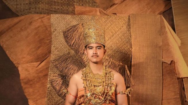 Sindir Batik Air, Kaesang Pangarep Unggah Foto Prewedding Dengan Pose Kaku